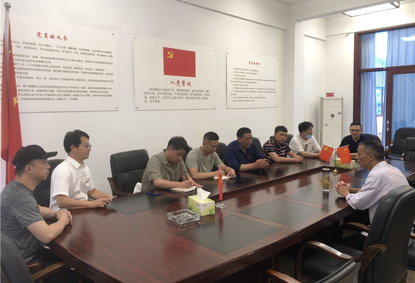 與戰(zhàn)旗村村組干部座談.jpg