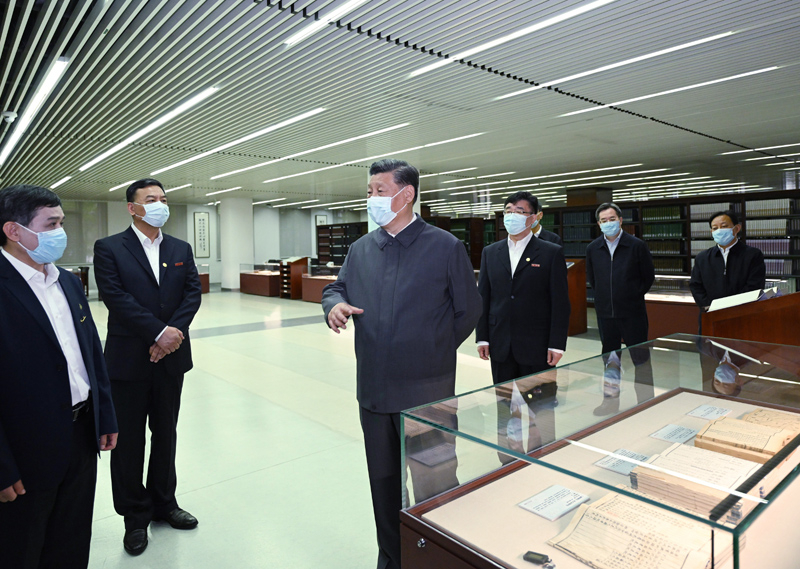 2022年4月25日，習(xí)近平來(lái)到中國(guó)人民大學(xué)考察調(diào)研。這是他在圖書館考察。