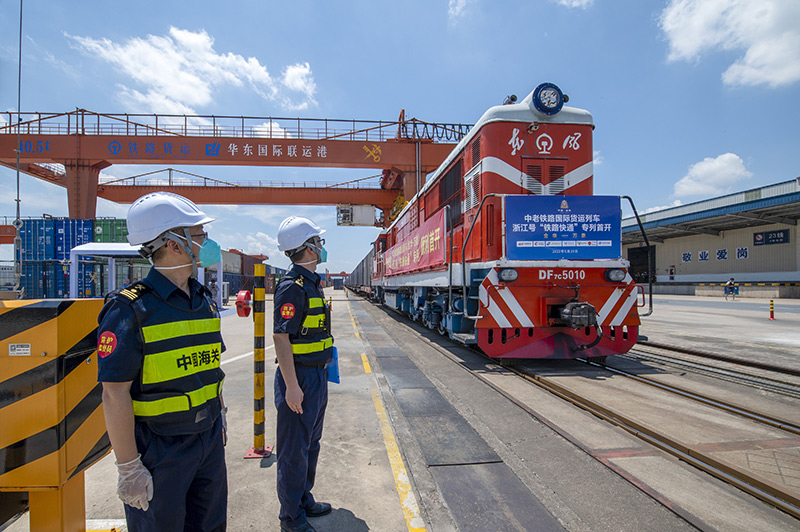 2022年6月29日，浙江金華，中老鐵路國際貨運列車浙江號“鐵路快通”首趟專列經(jīng)海關(guān)監(jiān)管后，從浙江省鐵路金華南站鳴笛啟程，經(jīng)磨憨口岸駛向老撾萬象。