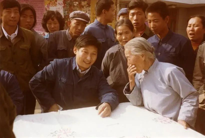 1983年，時(shí)任河北正定縣委書記的習(xí)近平，臨時(shí)在大街上擺桌子聽取老百姓意見。