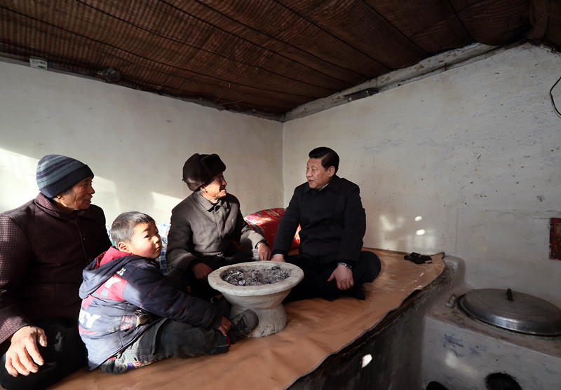 2012年12月30日，習(xí)近平在河北省阜平縣龍泉關(guān)鎮(zhèn)駱駝灣村看望唐榮斌老人一家。