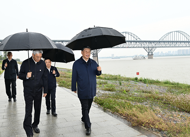 2023年10月10日，習(xí)近平總書記在江西長(zhǎng)江國(guó)家文化公園九江城區(qū)段冒雨考察。