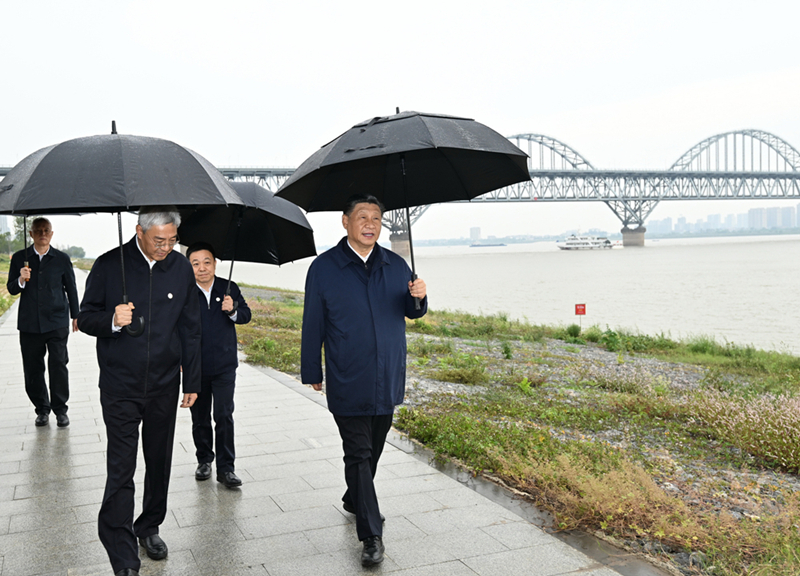 2023年10月10日，習(xí)近平在長(zhǎng)江國(guó)家文化公園九江城區(qū)段考察時(shí)，冒雨沿江堤步行察看沿岸風(fēng)貌。