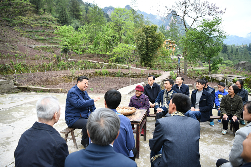 2019年4月15日，習(xí)近平總書(shū)記在重慶石柱土家族自治縣中益鄉(xiāng)華溪村同村民代表、基層干部、扶貧干部、鄉(xiāng)村醫(yī)生等圍坐在一起，共話脫貧攻堅(jiān)。