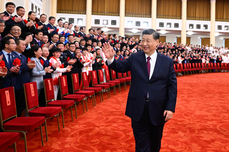 2022年4月8日，北京冬奧會(huì)、冬殘奧會(huì)總結(jié)表彰大會(huì)在北京人民大會(huì)堂隆重舉行。會(huì)前，習(xí)近平等會(huì)見北京冬奧會(huì)、冬殘奧會(huì)突出貢獻(xiàn)集體代表、突出貢獻(xiàn)個(gè)人和中國體育代表團(tuán)成員。