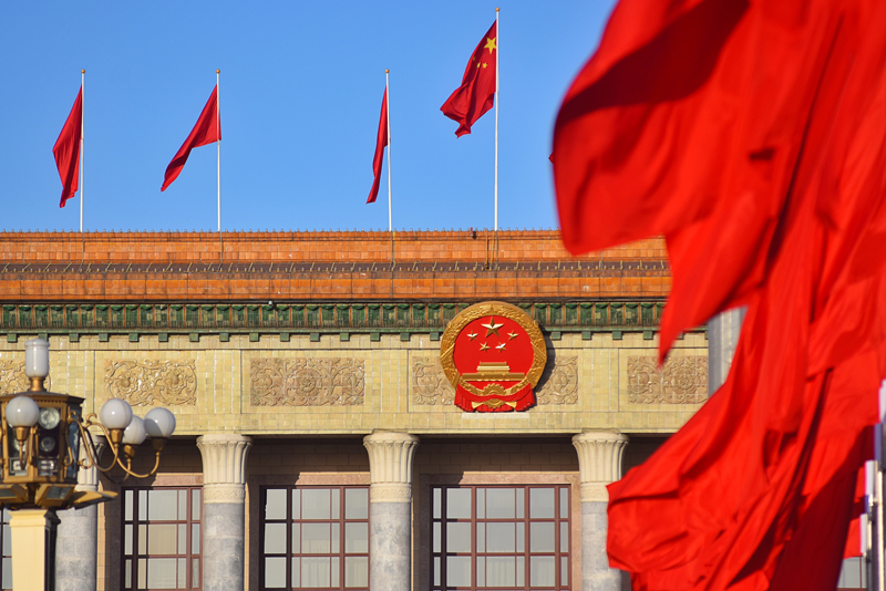2024年3月8日，北京上空現(xiàn)“兩會藍”，人民大會堂前紅旗飄揚。