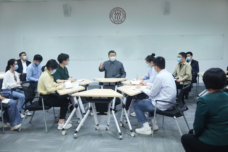 2022年4月25日，習(xí)近平總書記來到中國人民大學(xué)考察調(diào)研。這是總書記在立德樓觀摩思政課智慧教室現(xiàn)場教學(xué)并參與討論。
