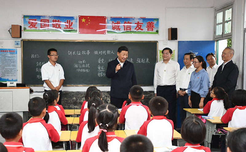 2020年9月16日，習(xí)近平總書記在湖南省郴州市汝城縣文明瑤族鄉(xiāng)第一片小學(xué)，同正在上思政課的同學(xué)們親切交流。