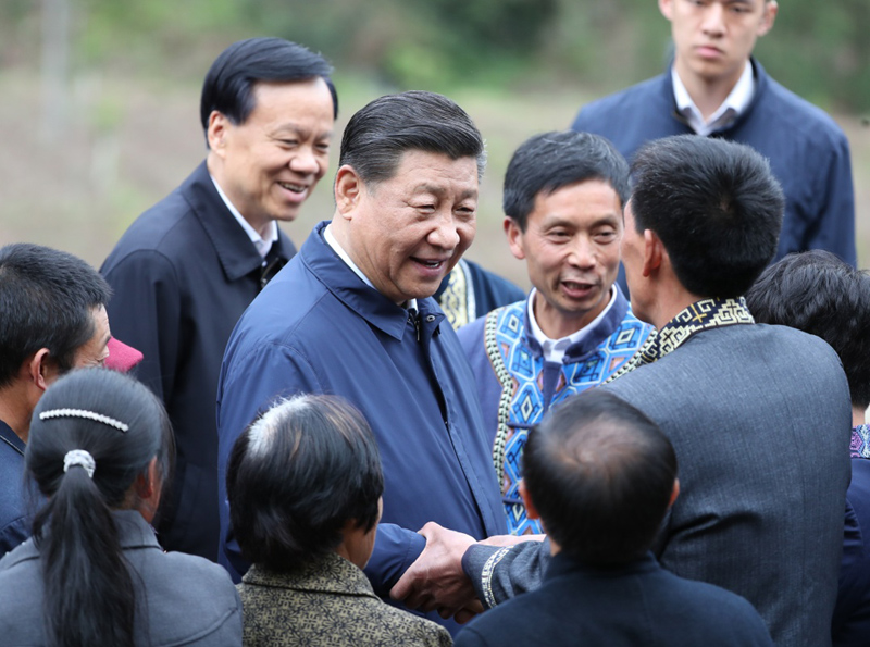 2019年4月15日至17日，中共中央總書記、國家主席、中央軍委主席習(xí)近平在重慶考察，并主持召開解決“兩不愁三保障”突出問題座談會。這是4月15日下午，習(xí)近平在石柱土家族自治縣中益鄉(xiāng)華溪村同村民親切交流。新華社記者 丁海濤 攝