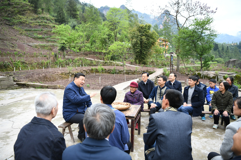 2019年4月15日至17日，中共中央總書記、國家主席、中央軍委主席習(xí)近平在重慶考察，并主持召開解決“兩不愁三保障”突出問題座談會。這是4月15日下午，習(xí)近平在石柱土家族自治縣中益鄉(xiāng)華溪村同村民代表、基層干部、扶貧干部、鄉(xiāng)村醫(yī)生等圍坐在一起，共話脫貧攻堅。新華社記者 謝環(huán)馳 攝