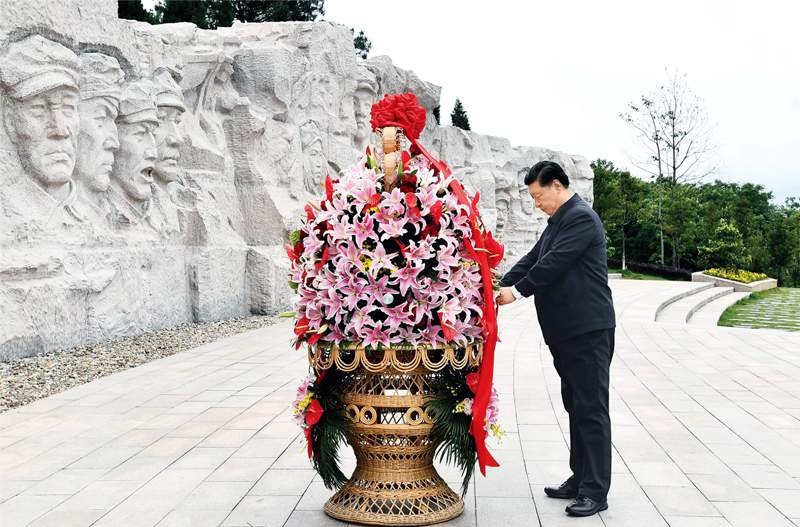 2021年4月25日至27日，中共中央總書記、國(guó)家主席、中央軍委主席習(xí)近平在廣西考察。這是25日上午，習(xí)近平在位于桂林市全州縣的紅軍長(zhǎng)征湘江戰(zhàn)役紀(jì)念園，向湘江戰(zhàn)役紅軍烈士敬獻(xiàn)花籃。 新華社記者 謝環(huán)馳/攝