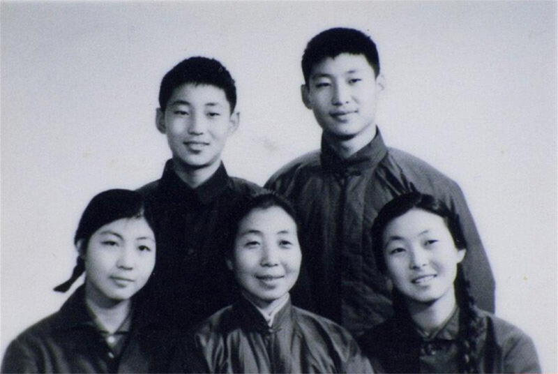 1972年冬，齊心和子女們。前排右起:齊橋橋、齊心、習(xí)安安。后排右起:習(xí)近平、習(xí)遠(yuǎn)平。