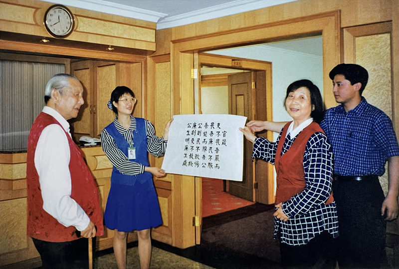 1999年3月，習(xí)仲勛欣賞齊心的書法作品《官箴》。