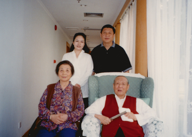 這是習(xí)近平、彭麗媛同習(xí)仲勛、齊心的合影。
