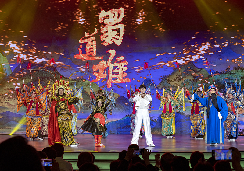 2023年10月13日，成都，“把青春華章寫在祖國大地上”大思政課網(wǎng)絡(luò)主題宣傳和互動引導(dǎo)活動在四川大學(xué)舉行。