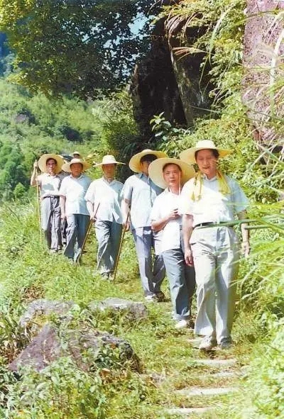 1989年7月，習(xí)近平在壽寧縣山村。