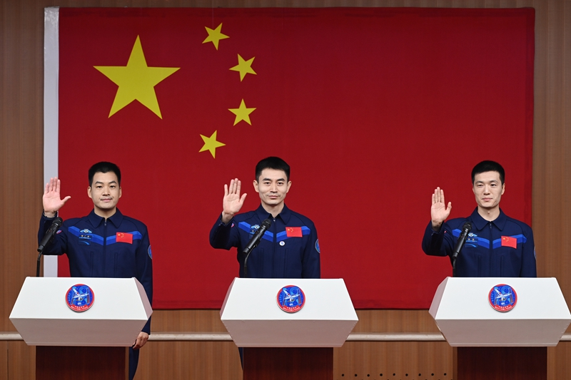 2024年月24日，神舟十八號載人飛行任務(wù)航天員葉光富（中）、李聰（右）、李廣蘇在酒泉衛(wèi)星發(fā)射中心問天閣與媒體記者集體見面。