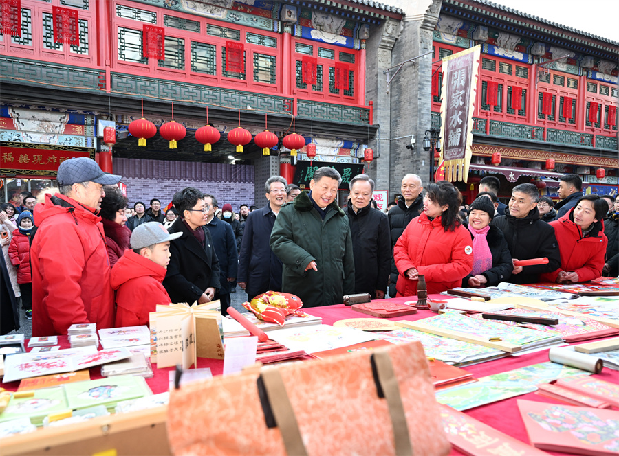 2024年2月1日下午，習(xí)近平在天津古文化街考察時，同店鋪員工和現(xiàn)場群眾互動交流。新華社記者 謝環(huán)馳 攝