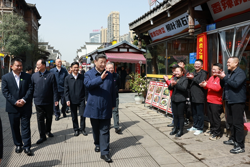 2024年3月19日上午，習(xí)近平在常德河街考察時，同店主和游客親切交流。新華社記者 王曄 攝