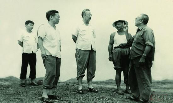 1978年8月，習(xí)仲勛（左三）在廣東惠陽(yáng)農(nóng)村調(diào)研。在清華大學(xué)讀書的習(xí)近平（左一）利用暑假時(shí)間參加社會(huì)實(shí)踐，隨同父親一起下鄉(xiāng)。