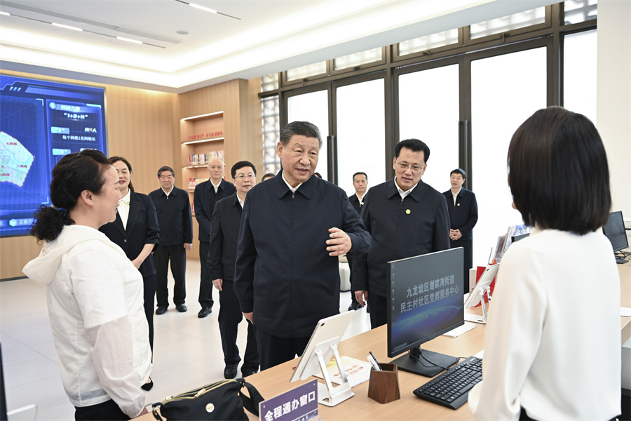 2024年4月22日至24日，中共中央總書記、國家主席、中央軍委主席習(xí)近平在重慶考察。這是22日下午，習(xí)近平在九龍坡區(qū)謝家灣街道民主村社區(qū)考察。新華社記者 謝環(huán)馳 攝