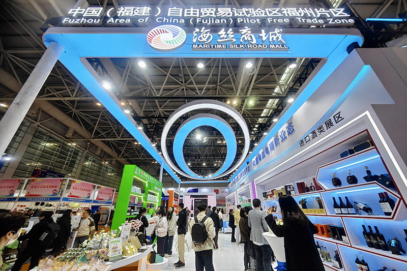 2024年3月18日，第四屆中國(guó)跨境電商交易會(huì)在福建福州開(kāi)幕。展會(huì)聚焦“鏈接跨境全流域 共建電商新生態(tài)”，集聚全國(guó)80余個(gè)外貿(mào)產(chǎn)業(yè)帶的上千家供應(yīng)鏈企業(yè)。