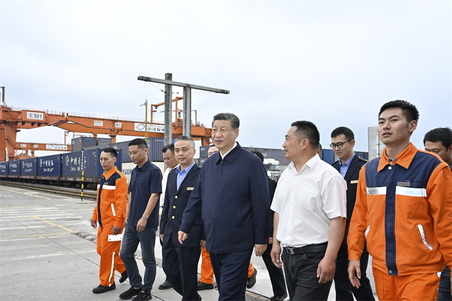 2024年4月22日至24日，中共中央總書記、國家主席、中央軍委主席習(xí)近平在重慶考察。這是22日下午，習(xí)近平在重慶國際物流樞紐園區(qū)重慶鐵路集裝箱中心站，同貨車司機(jī)、列車司機(jī)、裝卸工人、場站管理人員等親切交流。新華社記者 岳月偉 攝