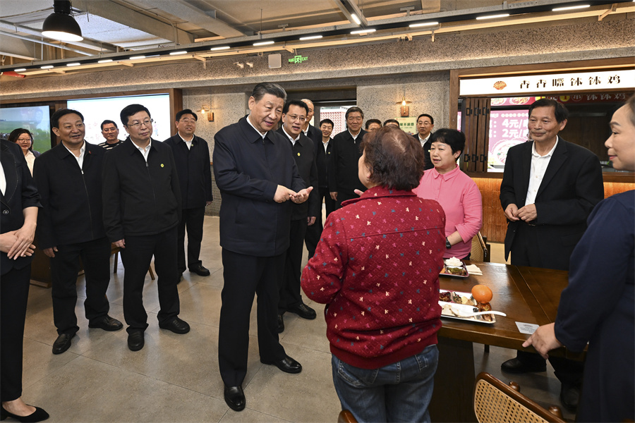 2024年4月22日下午，習(xí)近平在九龍坡區(qū)謝家灣街道民主村社區(qū)考察時，同正在社區(qū)食堂就餐的群眾親切交流。新華社記者 謝環(huán)馳 攝