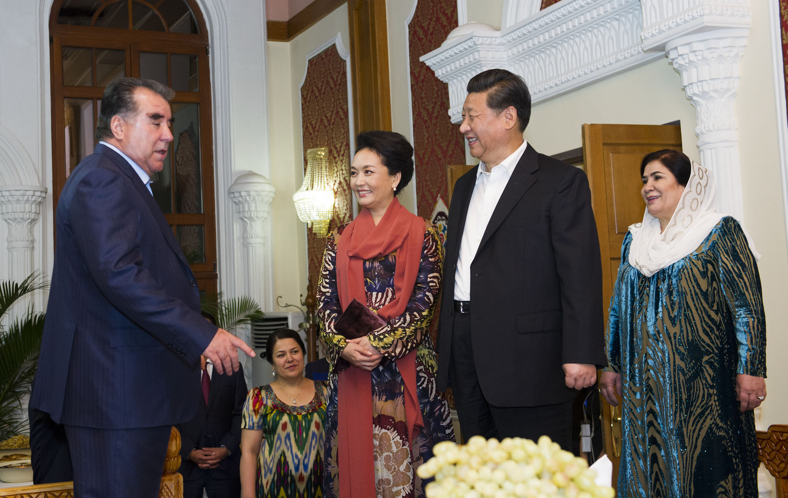 2014年9月12日，習(xí)近平主席在杜尚別出席塔吉克斯坦總統(tǒng)拉赫蒙舉行的家宴。這是習(xí)近平主席和夫人彭麗媛在拉赫蒙夫婦陪同下參觀總統(tǒng)官邸。