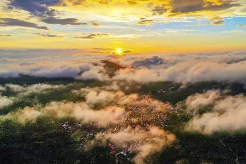 圖為云霧繚繞的軍營村，群山盡翠，紅瓦掩映。廈門市委宣傳部供圖
