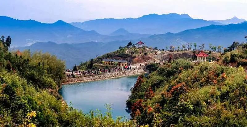 圖為游客們到軍營村七彩池欣賞美景。廈門市委宣傳部供圖