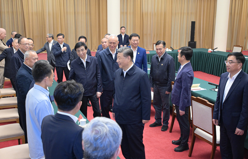 2024年5月23日，習(xí)近平總書記在山東省濟(jì)南市主持召開企業(yè)和專家座談會(huì)并發(fā)表重要講話。這是總書記同參會(huì)的企業(yè)和專家代表親切交流。