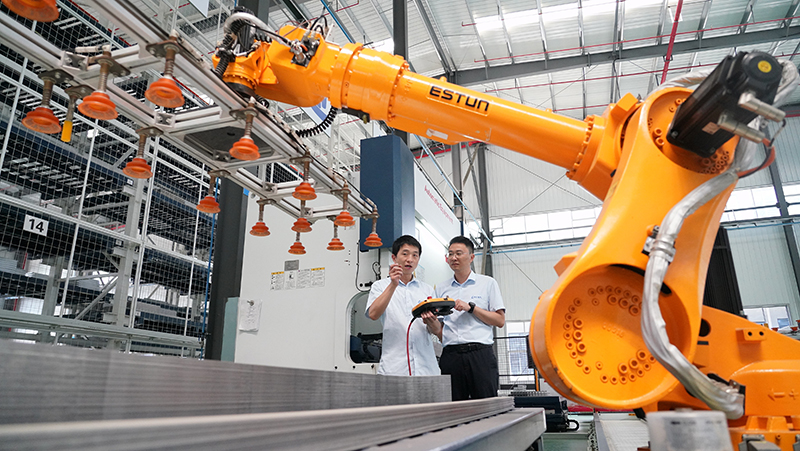 2023年8月26日，武漢，湖北長(zhǎng)江電氣有限公司智能車間，工作人員正在操作智能機(jī)械臂。