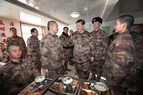 2014年1月26日中午，習(xí)近平來到連隊(duì)食堂，同戰(zhàn)士們一起用餐。新華社記者 李剛 攝