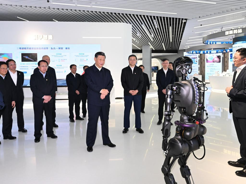 2023年11月28日下午，習(xí)近平在浦東新區(qū)張江科學(xué)城參觀上?？萍紕?chuàng)新成果展。新華社記者 謝環(huán)馳 攝