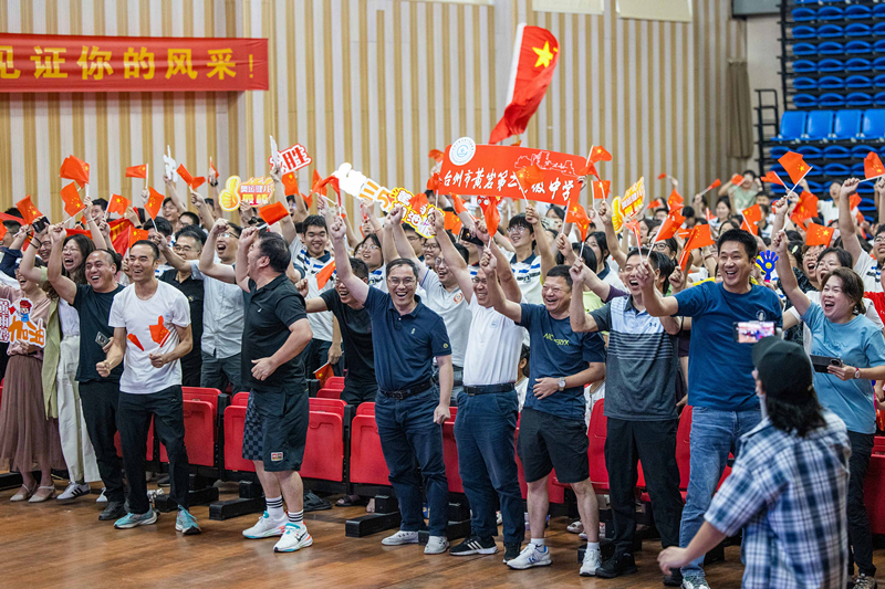 北京時間7月27日，2024年巴黎奧運會首個比賽日，在射擊10米氣步槍混合團體比賽中，中國選手黃雨婷/盛李豪獲得金牌。圖為黃雨婷的母校師生們通過收看奧運直播的方式為她加油助威。